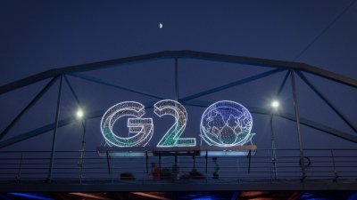 印度新德里20国集团（G20）峰会主会场前、人行天桥上的G20标志。（图取自路透社）