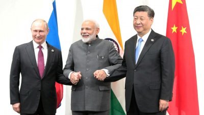 2019年6月28日，俄罗斯总统普京（左起）、印度总理莫迪和中国国家主席习近平，在日本大阪举行的20国集团（G20）峰会期间会晤时合影留念。（图取自俄罗斯卫星通讯社/克里姆林宫/路透社档案照）
