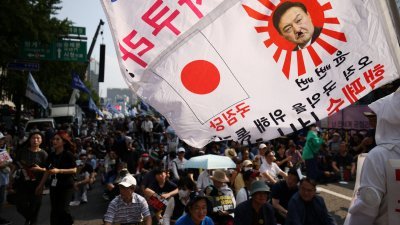 韩国民众上周六上街抗议日本将福岛核污水排入太平洋，并谴责韩国总统政府。（图取自路透社）