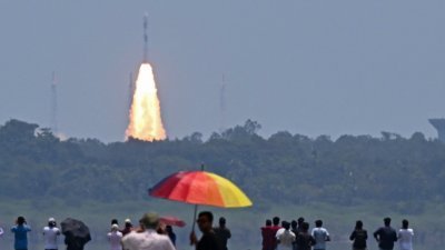 搭载“太阳神-L1”号的极轨卫星运载火箭，当地时间周六接近中午从安得拉邦的达万太空中心发射升空，有民众在附近观看。（图取自法新社）