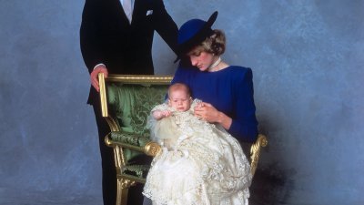 哈里王子1984年12月21日在温莎城堡接受洗礼后，戴妃抱著哈里与查尔斯拍摄王室官方照片。（图取自网络）