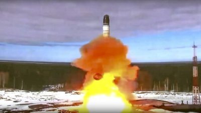 俄罗斯国防部去年4月20日发布的视频截图显示，一枚”萨尔马特“洲际弹道导弹在列谢茨克试验场发射。（法新社档案照）