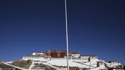 图为中国西藏自治区首府拉萨市著名的布达拉宫。（图取自路透社）
