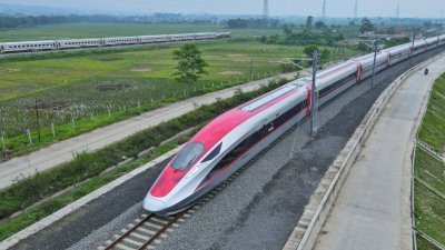 图为去年11月一辆列车在印尼雅万高铁万隆德卡鲁尔站试驾。（图取自中新社）