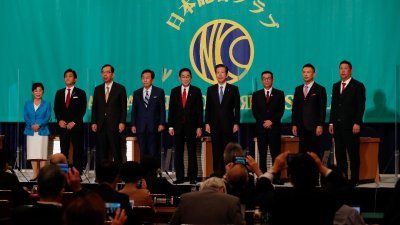 2021年10月18日，日本9位主要政党领袖在众议院选举前，出席在日本国家记者俱乐部举行的辩论会后合影留念。（图取自路透社）