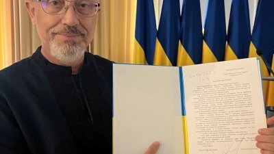 乌克兰国防部长列兹尼科夫在社交平台X展示了致国会议长的辞职信。（图取自列兹尼科夫推特/路透社）