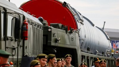 上月18日在莫斯科地区举行的国际军事技术论坛“Army-2023”，参观者聚集在高超音速导弹系统“先锋”的集装箱附近。（图取自路透社）
