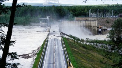 夏季风暴“汉斯”8月袭击斯堪的纳维亚半岛，挪威格洛马河上的水里发电站因控制室被洪水淹没，无法打开闸门，出现部分溃堤。（图取自挪威通讯社/路透社）
