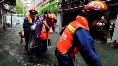 受今年第11号台风“海葵”带来的强降雨影响，厦门城区多处出现内涝，消防救援人员周一紧急前往现场转移受困民众。（图取自厦门消防/中新社）