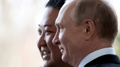 2019年4月25日，朝鲜最高领导人金正恩与俄罗斯总统普京在符拉迪沃斯托克（海参崴）会晤。（图取自路透社档案照）