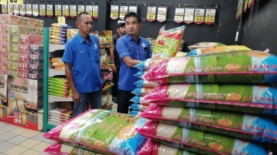 尤斯里（右）周二到亚罗士打万顺超级市场，巡视白米供应情况。