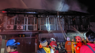 吉南万拉峇鲁周二晚发生火灾，3间双层木屋遭火魔吞噬。