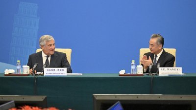 意大利副总理兼外长塔亚尼（左）与中国外长王毅（右）共同主持“中意政府委员会第11次联席会议”。（图取自塔亚尼面子书）