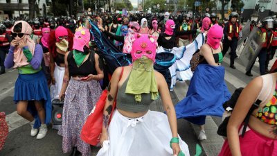 去年9月28日在墨西哥首都墨西哥城，妇女参加抗议活动，以支持安全合法堕胎。（路透社档案照）