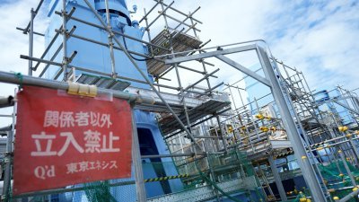 图为日本福岛第一核电厂处理核污水的多核素去除设备一部分。（图取自路透社）