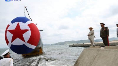 朝中社周五发布的这张照片显示，朝鲜最高领导人金正恩出席朝鲜首艘战术核攻击潜艇“金君玉英雄”号的下水仪式。（图取自朝中社/路透社）