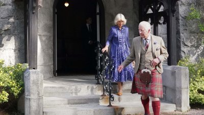 英国国王查尔斯三世和卡米拉王后周五在苏格兰巴尔莫勒尔堡，参加纪念已故英女王逝世一周年的教堂仪式。（图取自路透社）