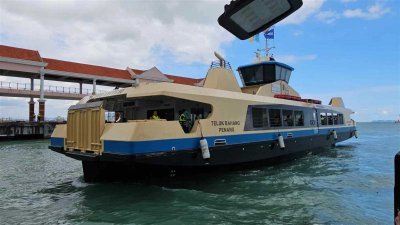再里尔透露，槟州政府放眼明年，民众可持“珍珠卡”（Pas Mutiara）搭乘渡轮。