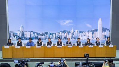 香港政府就暴雨情况举行多部门联合记者会，相关负责人出席并通报情况。（图取自中新社）