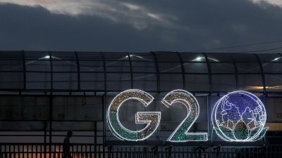20国集团（G20）峰会前夕，当地时间周三在印度新德里一个天桥上可见G20标志。（路透社档案照）