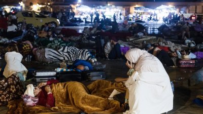 在摩洛哥发生强震后，摩洛哥马拉喀什居民周六待在户外一个广场上避难。（图取自法新社）