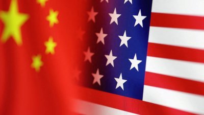 中国（左）和美国国旗。（路透社档案照）