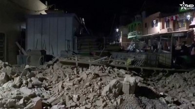 摩洛哥大阿特拉斯山伊吉尔山区，当地时间周五晚发生强烈地震，距震中最近的马拉喀什老城区建筑，周六在震后倒塌变成废墟。（图取自Al Oula TV/路透社）