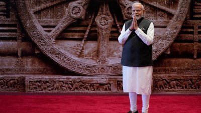 印度主办的G20峰会周六在新德里登场，印度总理莫迪在会场等待与会领导人入场。（图取自路透社）