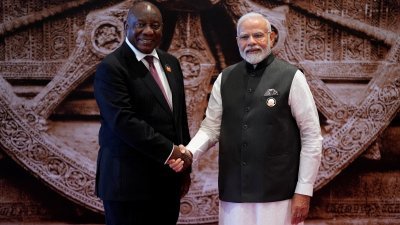 印度总理莫迪（右）周六在印度新德里20国集团（G20）峰会主会场，欢迎南非总统拉马福萨赴会。（图取自路透社）