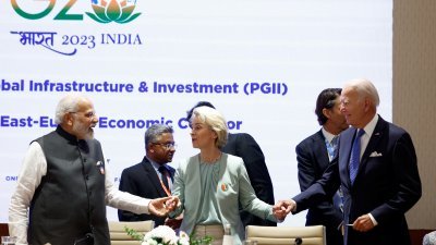 周六在新德里举行的20国集团峰会，欧盟主席乌冯德莱恩（中）与美国总统拜登（右）、印度总理莫迪出席“全球基础设施和投资伙伴关系”活动时握手。（图取自路透社）