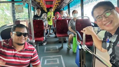 林添顺（右）与永平民众一起乘坐永平往返新港的和谐巴士服务。