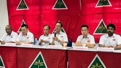 刘华才（左4）召开新闻发布会，民政党将成立备战选举特工队，为州选及第16届大选做好准备工作。