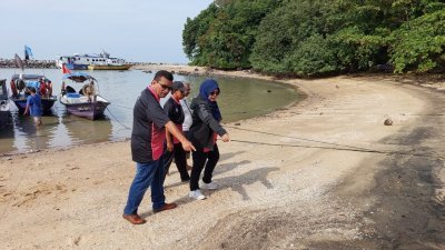 马六甲丹绒吉灵发生商船维修公司把油污排放入海事件，影响渔民生计。