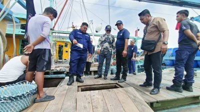 莫哈末嘉沙里（左3）巡视由霹雳州渔业局扣押的拖网渔船。（网络照片）