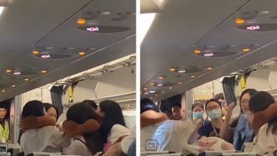 5名年轻女子在飞机走道上激动地动手，几名空服人员试图停止争执。