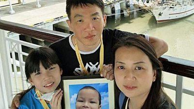 家人带著吴泓昌遗照上游轮，圆了他的心愿。 （图由受访者提供）