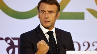 法国总统马克龙周日在印度新德里，20国集团（G20）峰会闭幕式后举行的新闻发布会上发表讲话。（图取自法新社）