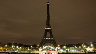 巴黎埃菲尔铁塔熄灯向摩洛哥表示哀悼与支持。（图取自twitter.com/LaTourEiffel）