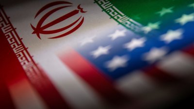 伊朗（左）和美国国旗。（图取自路透社）