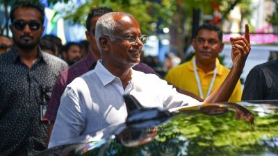 马尔代夫总统萨利赫周六在首都马累的一个投票站投票后出示其做过标记的手指。（图取自法新社）