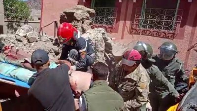 社交媒体的视频截图显示，在摩洛哥豪兹省穆莱卜拉欣村，一名男子当地时间周六（9日）在强烈地震后从废墟下被救出。（图取自Al Maghribi Al Youm/路透社）