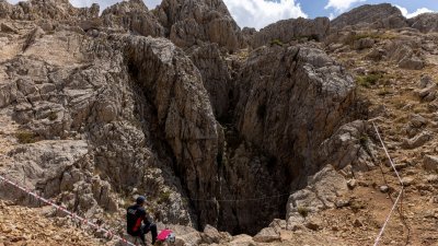 土耳其梅尔辛省托罗斯山脉莫尔卡洞穴，是该国第3深洞穴。（图取自路透社）