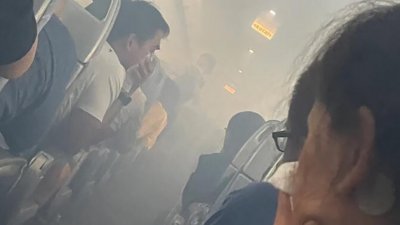 机舱内都是烟，乘客当下以为飞机要爆炸失事了。