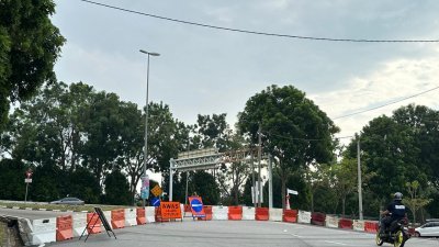 马六甲SPA大道的汉惹拔体育馆路口进行“禁U转”试跑计划。