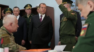 俄罗斯联邦安全会议副主席梅德韦杰夫本月3日视察位于远东城市南萨哈林斯克的合同兵役招募办公室。（图取自路透社）