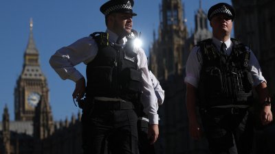 英国伦敦大都会警队的警员走过英国国会大厦所在地西敏寺。（图取自法新社）