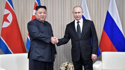 朝鲜最高领导人金正恩（左）2019年4月曾到访符拉迪沃斯托克，与俄罗斯总统普京会晤。（俄罗斯卫星通讯社/法新社档案照）