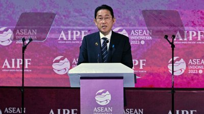 日本首相岸田文雄上周三（6日）在印尼雅加达，举行的东盟-印度太平洋论坛（AIPF）峰会上发表讲话。（路透社档案照）