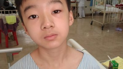 13岁的刘天浩就读技职中学3星期，视力突然下降，经诊断证实患上“莱伯遗传性视神经病变”。