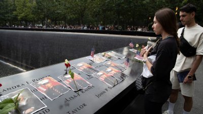 911事件22周年纪念日，纽约民众在世贸中心遗址以自己方式缅怀遇难者。（图取自中新社）
